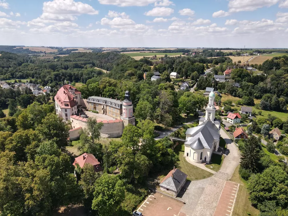 Drohnenaufnahme vom Westflügel des Schlosses Wolkenburg