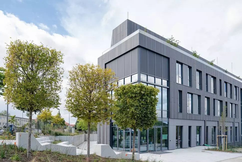 Außenansicht des Erweiterungsbaus von tracetronic in der Stuttgarter Straße in Dresden