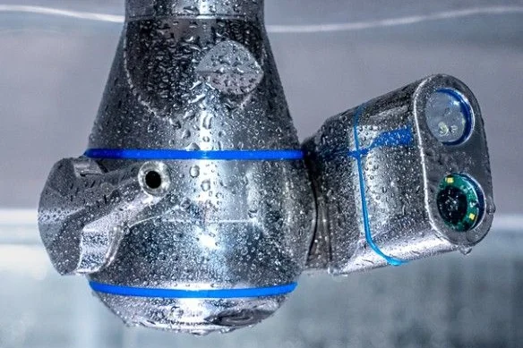 Bild eines Bauteils bei der Reinigung unter Wasser