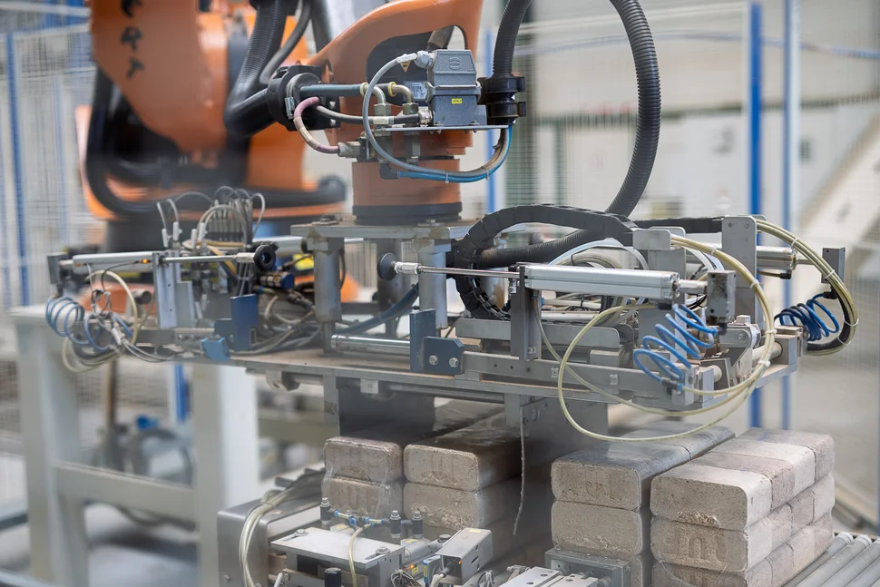 Roboter kommissioniert Holzbriketts
