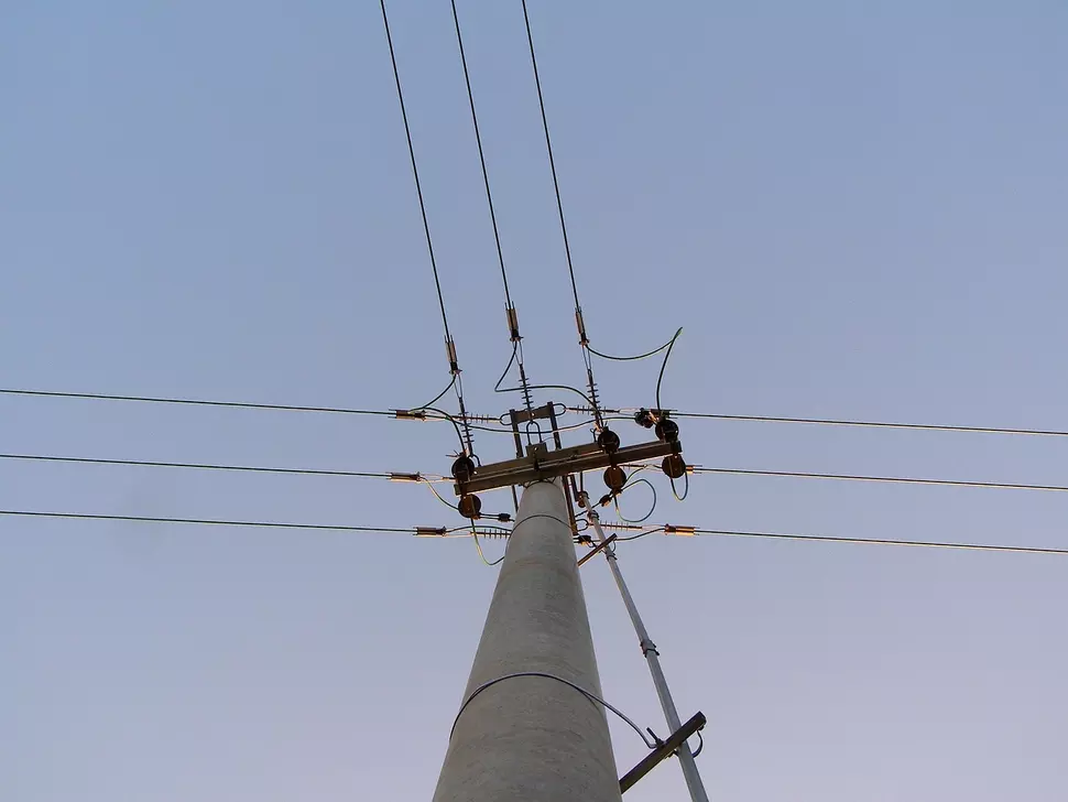 Blick von unten nach oben auf einen Strommast