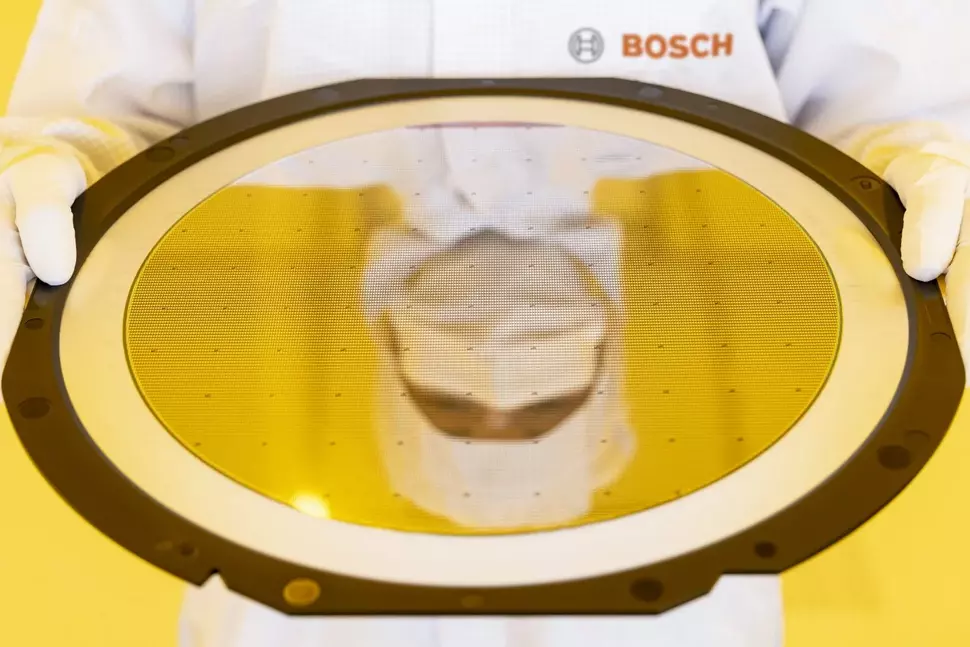 300-mm-Wafer mit Schaltkreisen von BOSCH Dresden