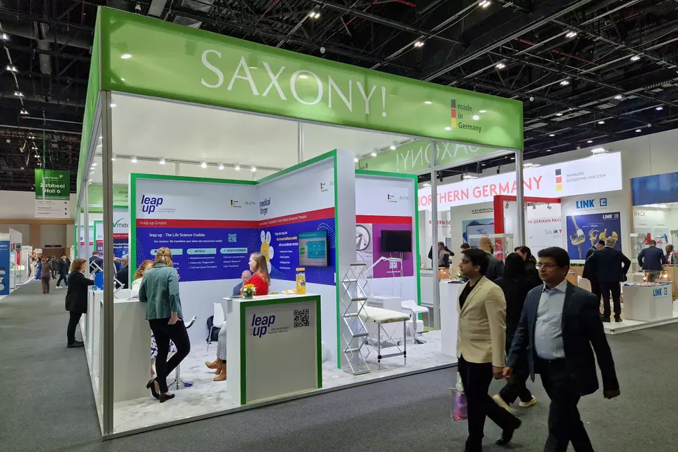 Besucher und Aussteller vor Gemeinschaftsstand Sachsen auf World Health Expo Dubai 2025