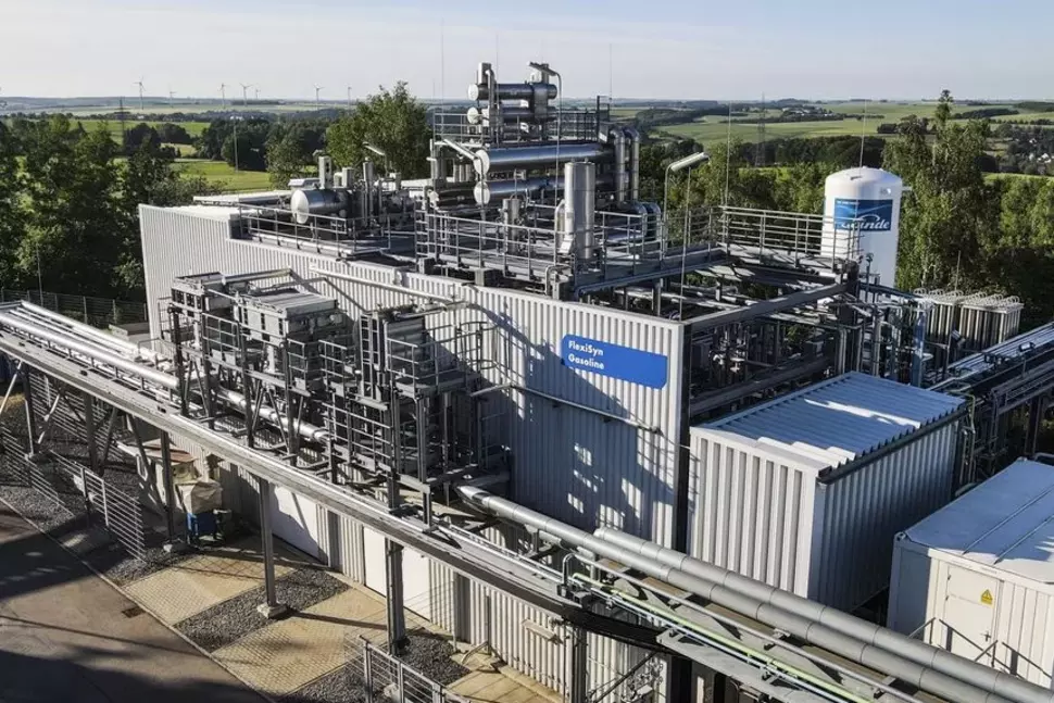 Europas größte Anlage zur Herstellung von nahezu CO2-freiem Benzin betreibt CAC an der TU Bergakademie Freiberg. (Quelle: CAC Engineering GmbH)