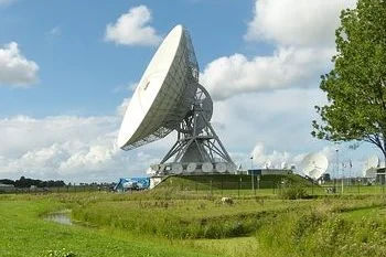 Satellitenschüssel auf einer Wiese