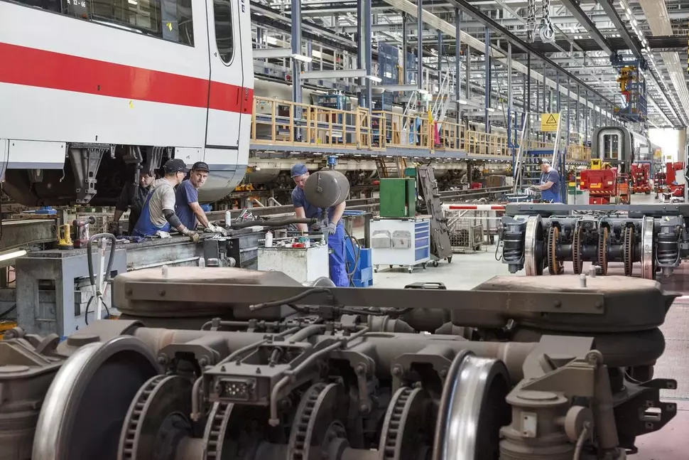 Blick in eine Montagehalle der Deutschen Bahn mit Mitarbeitern