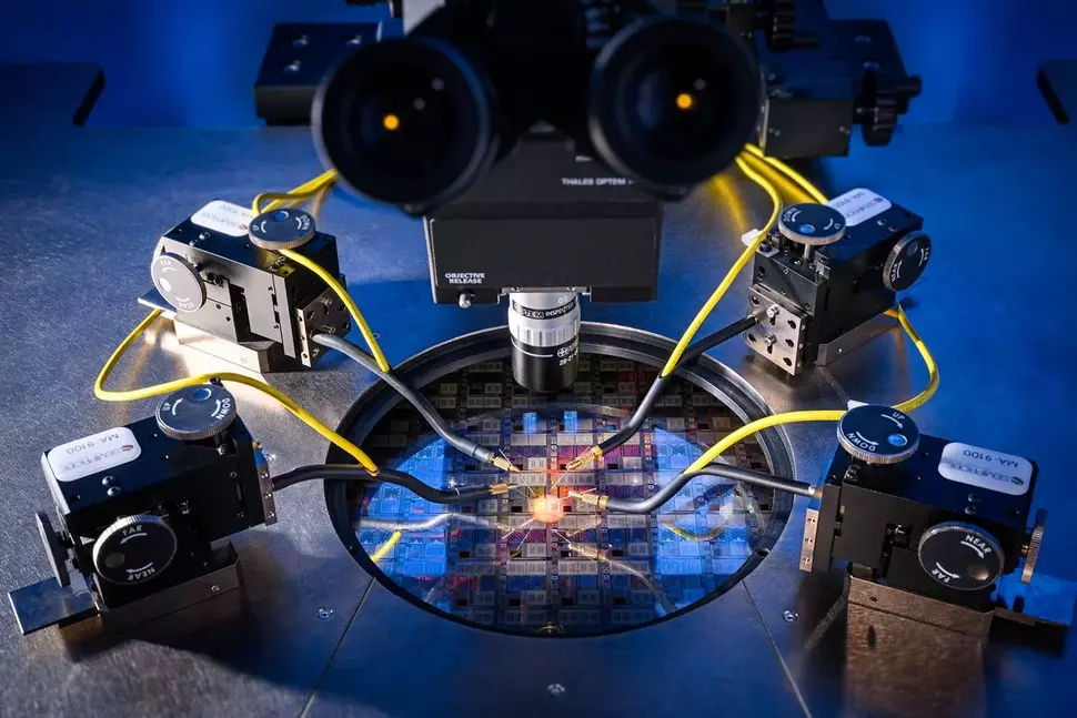 Im Labor am Fraunhofer IIS-EAS: Beurteilung der Zuverlässigkeit integrierter Transistoren auf Wafer-Level