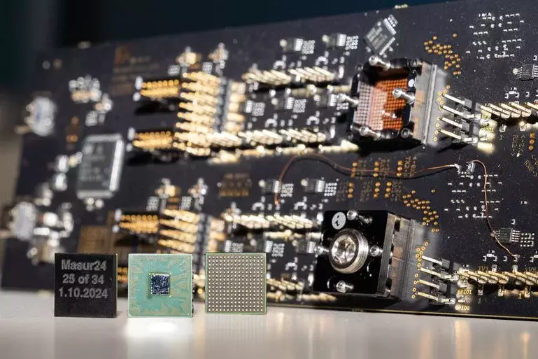 Dargestellt ist der am Barkhausen Institut entwickelte Chip "Masur24" mit der für die Inbetriebnahme notwendigen Trägerplatine.