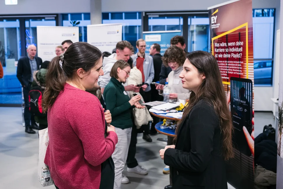 Szenerie einer Unterhaltung im Ausstellungsbereich der Carrer Days