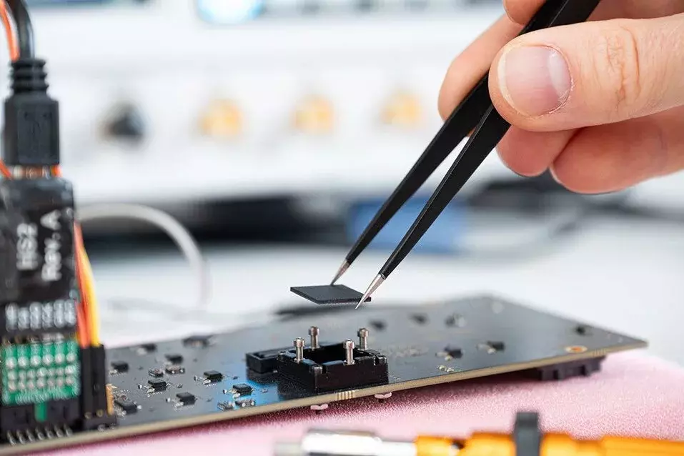 Masur25-Chip wird in den Sockel des Evaluationsboardes eingesetzt.