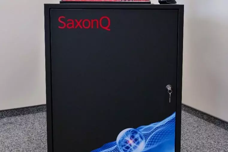 Quantencomputer von SaxonQ am Fraunhofer-Institut IWU