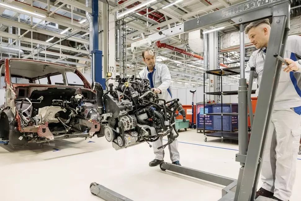 Ausbau des Motors eines alten Volkswagen T6, bevor dieser demontiert wird.