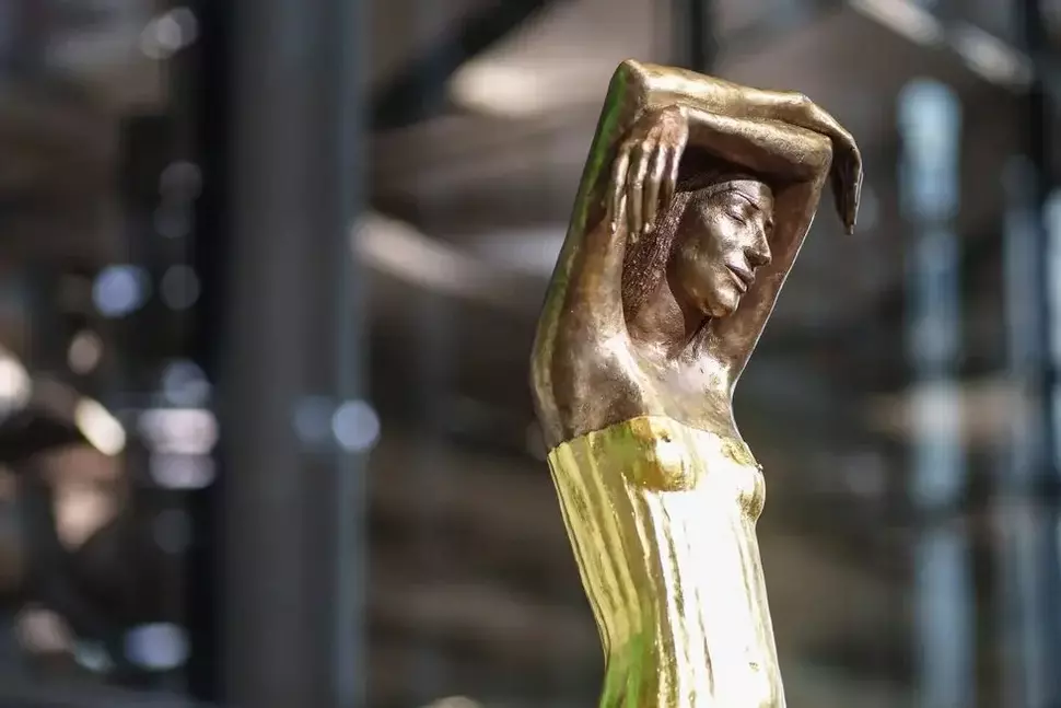 "Die Träumende" eine Bronzeskulptur der Bildhauerin Małgorzata Chodakowska, wird den Preisträgern verliehen. (Quelle: www.unternehmerpreis.de)