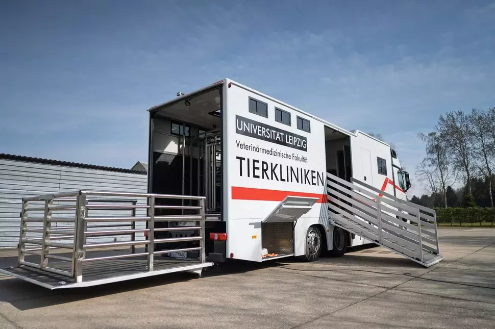 Ein Lkw umgebaut zur mobilen Tierklinik