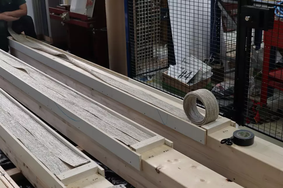 Applikation Hanfbastbänder am Holzbalken