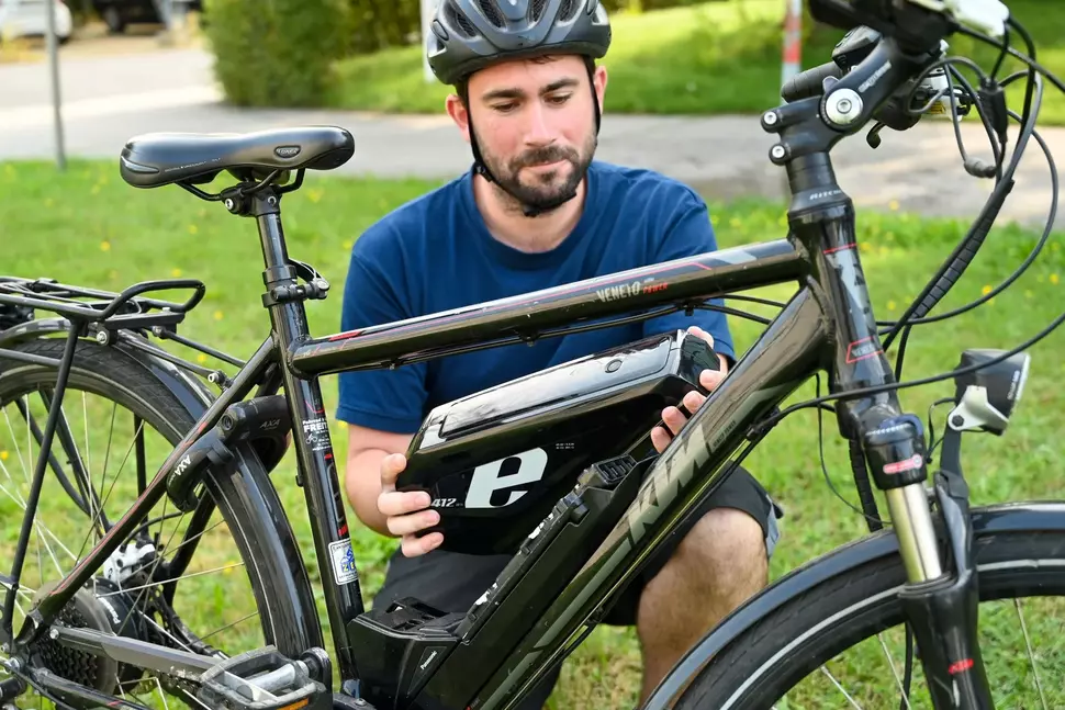 Einbau eines reparierten Akkus am E-Bike