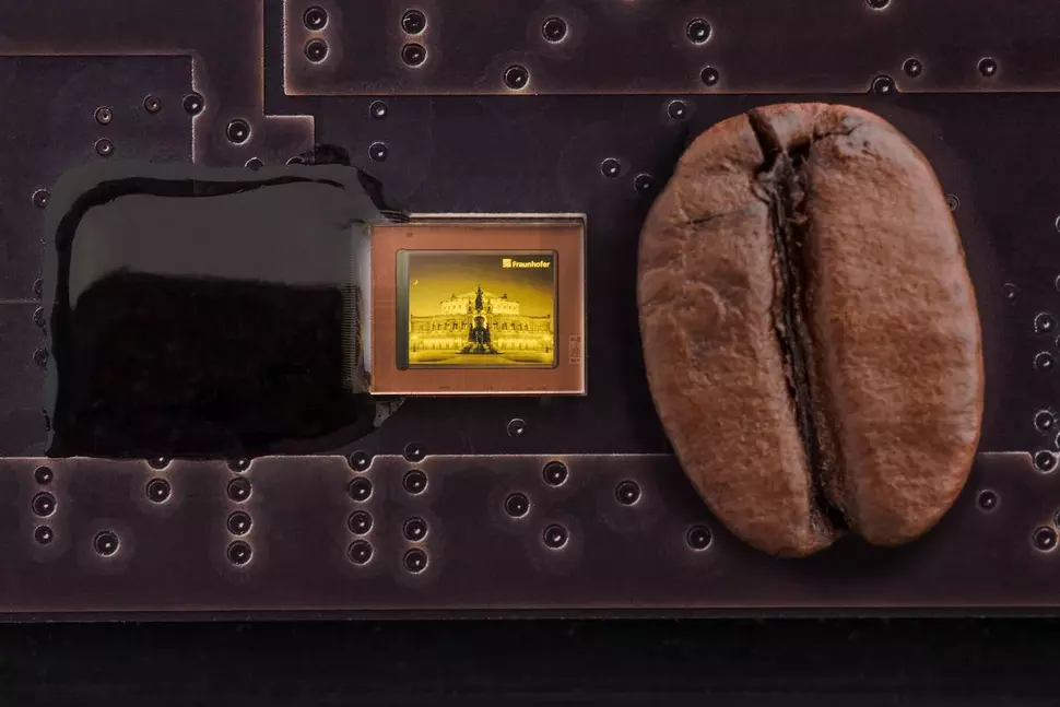 OLED-Mikrodisplay mit einer Auflösung von 1440 x 1080 Pixeln und dem weltweit kleinsten Pixel von 2,5 µm