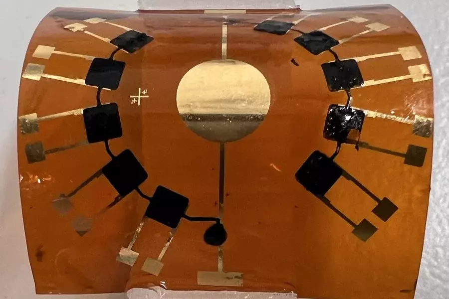 PEDOT:sGAGh (schwarz) als Sensoreinheiten auf einem flexiblen Trägermaterial.