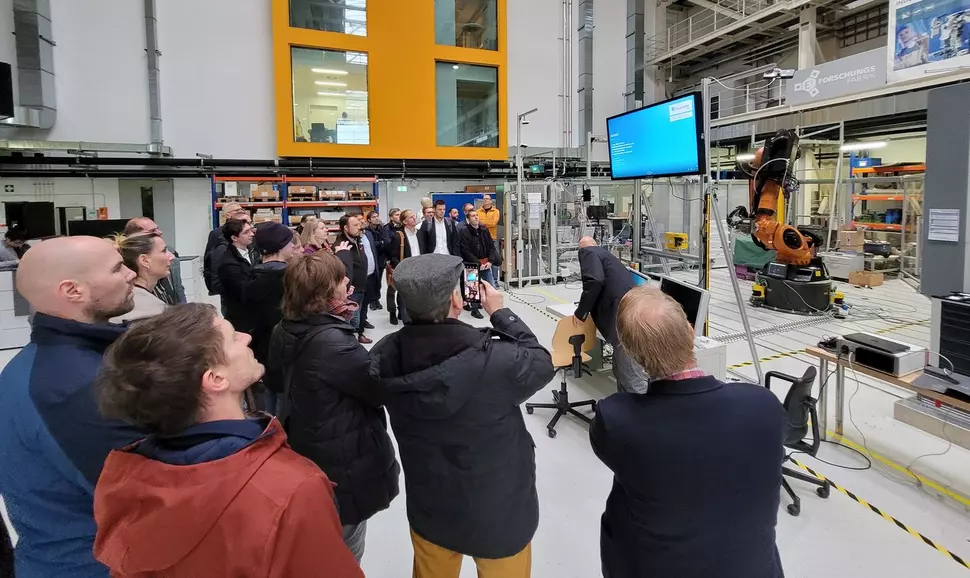 Im Rahmen der Projektwerkstatt Robotik im November 2022 wurden Robotik-Testfabriken im Raum Chemnitz besichtigt (Quelle: WFS)