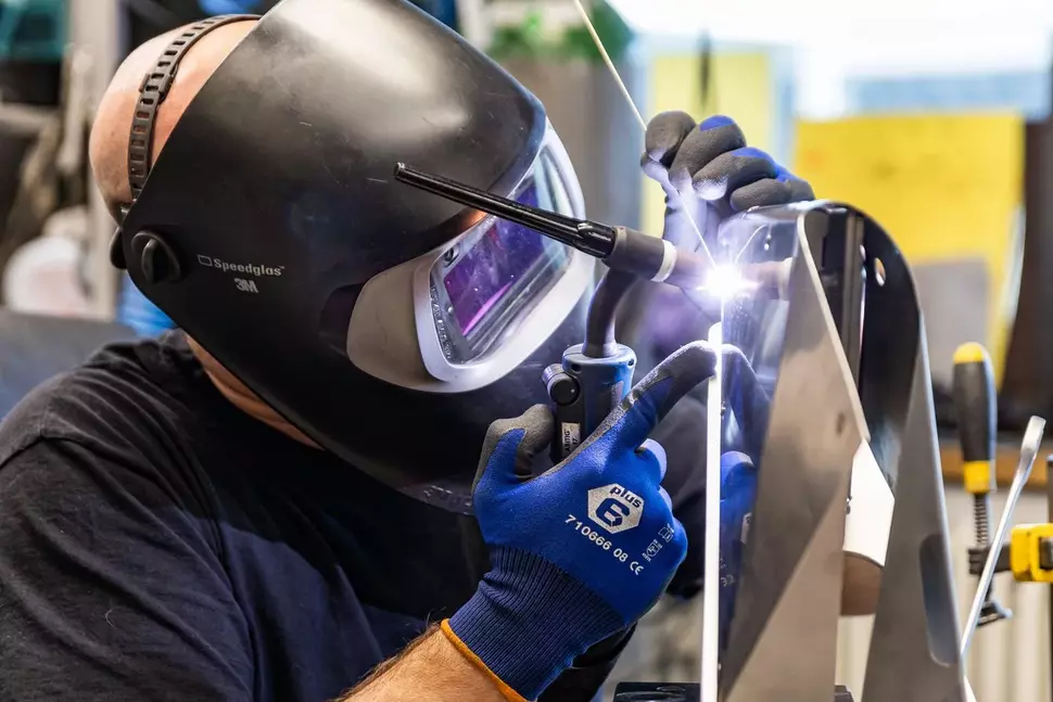 FormerFab Freital: Mitarbeiter bei der Herstellung einer Formschulter