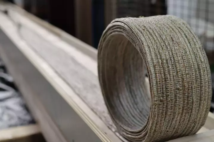 Applikation Hanfbastbänder am Holzbalken