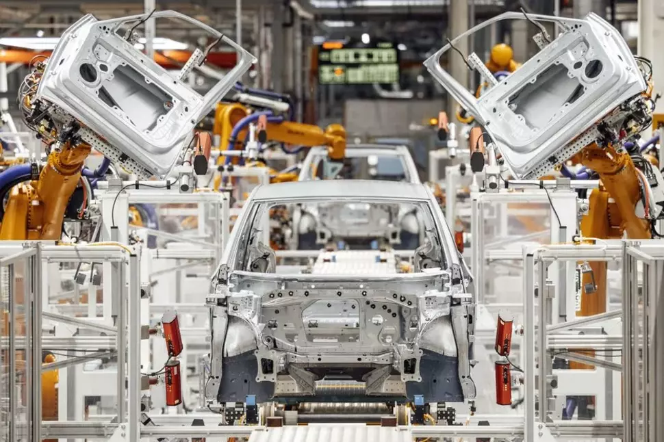 Volkswagen Sachsen, Türeneinbau per Roboter (Quelle: Volkswagen)
