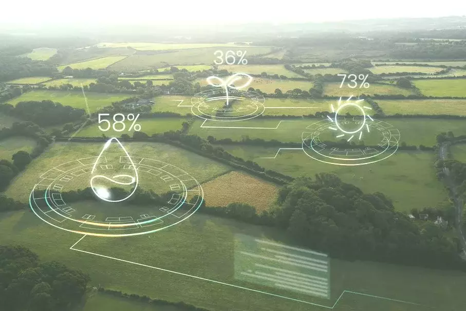 Visualisierung Smart Farming: Drohnenperspektive über eine Landschaft mit Feldern. Darübergelegt Symbole zum Zustand der einzelnen Felder (Wasser, Sonne, Düngung).