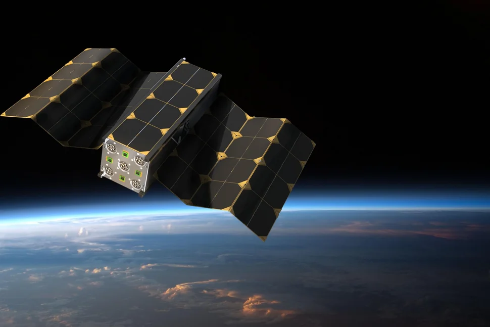 Nanosatellit im All über der Erde