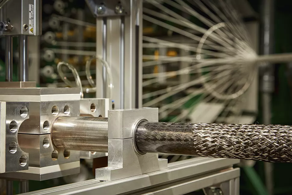 Geflochtene Leichtbauteile: Flexibles Fertigungsverfahren zur individuellen Herstellung von Hohlprofilen aus thermoplastischen, faserverstärkten Kunststoffen 