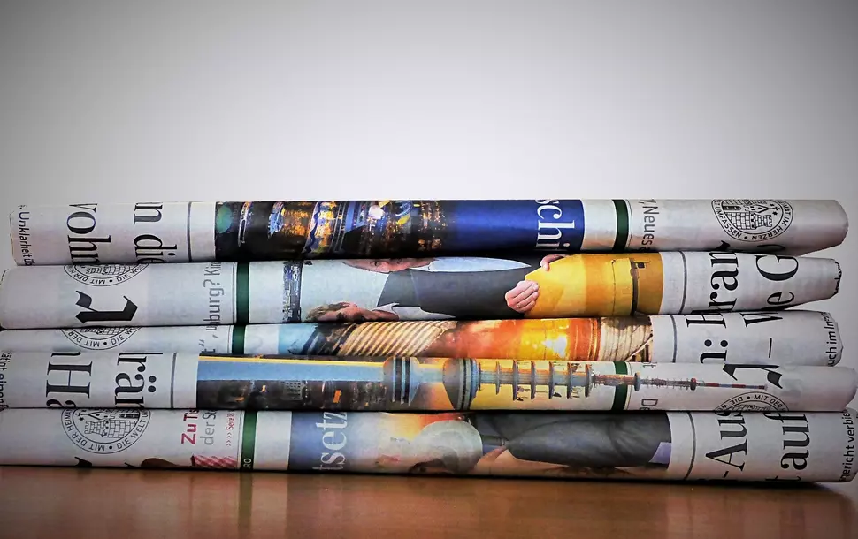 Zeitungsstapel (Quelle: kalhh / pixabay)