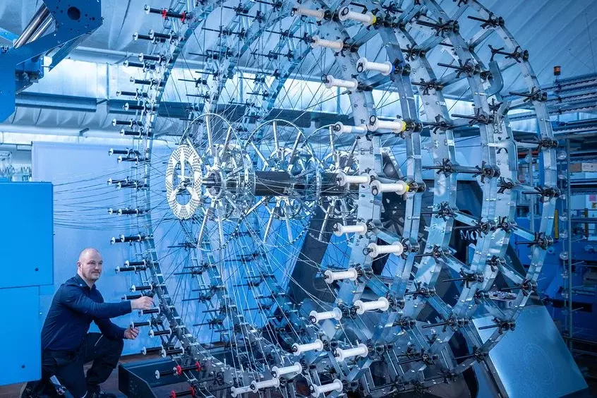 Hochmoderne Flechtmaschine, die im Sächsischen Textilforschungsinstitut (STFI) in Chemnitz zur Entwicklung innovativer Lösungen für technische Textilien eingesetzt wird.