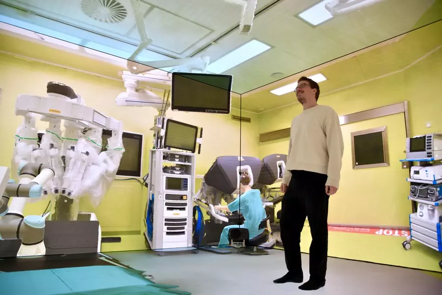 Person in immersiver OP-Raum-Installation im Holodeck.