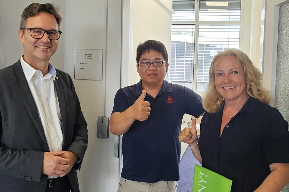 WFS-Geschäftsführer Thomas Horn und Cornelia Probst, Mitarbeiterin im Bereich Investorenservice bei der WFS, gratulieren dem Geschäftsführer von TPC Germany GmbH, Yung-Meng Tu, zum ersten Geburtstag der Firma am Standort Dresden.