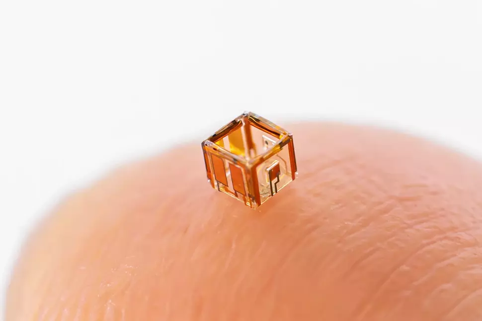 3D-modularer Mikroroboter – genannt Smartlet – auf einer Fingerspitze. (Quelle: TU Chemnitz / Foto: Jacob Müller)