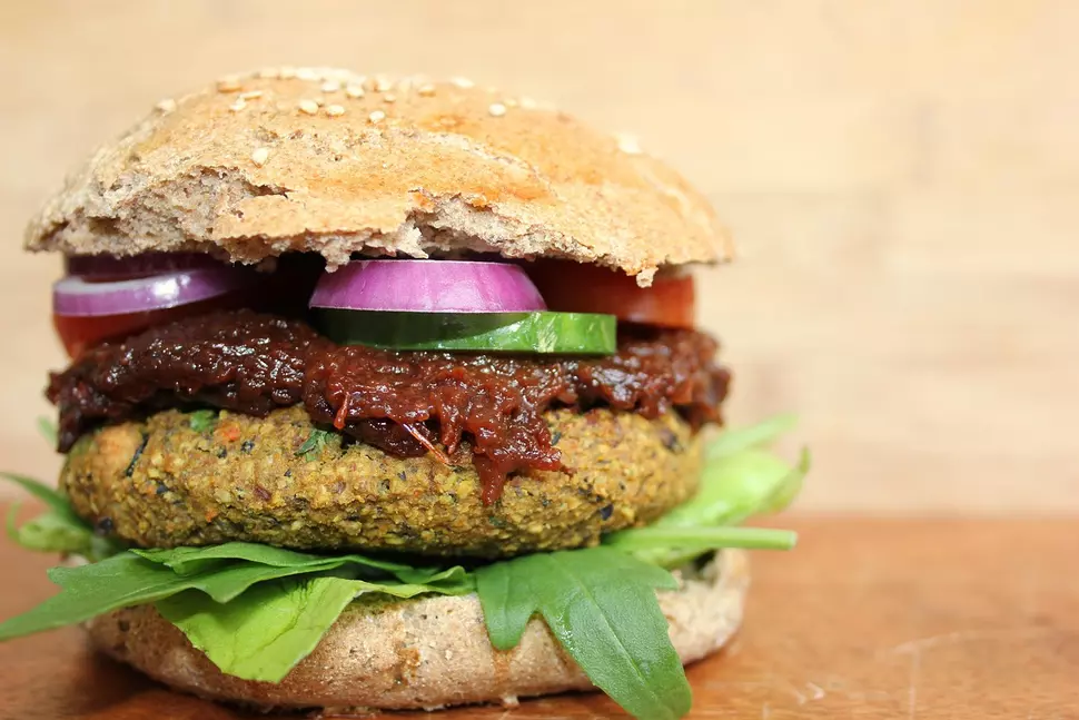 Ein Burger mit veganem Fleischpatty