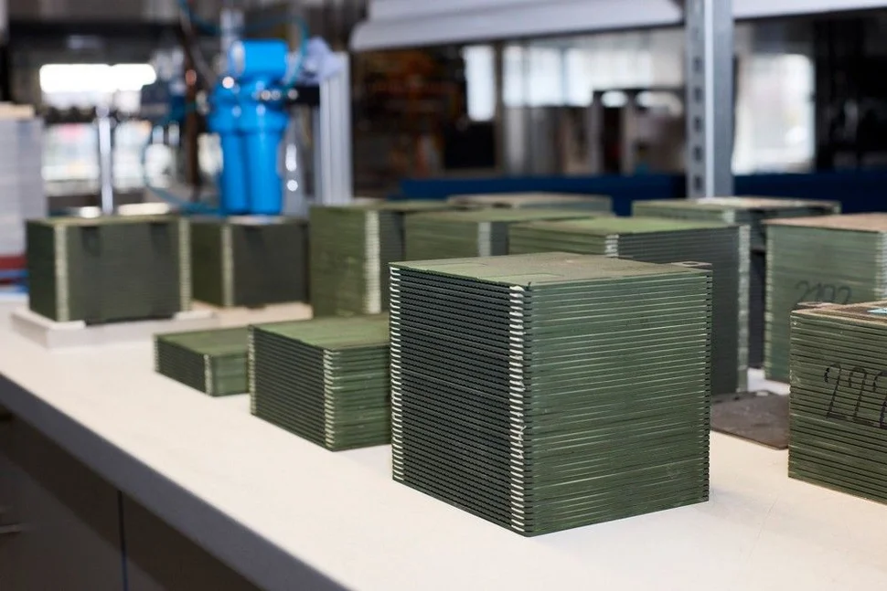Fraunhofer-IKTS-Stacks auf einem Tisch