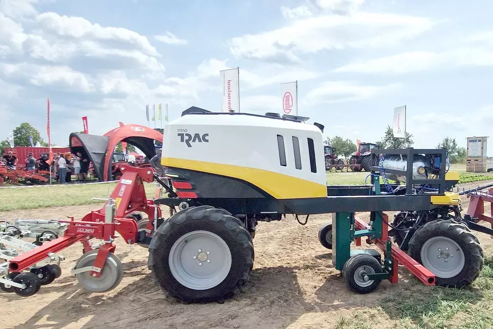 Einen autonomen, universellen Geräteträger für handelsübliche Anbaugeräte hat die Firma InnoTRAC 2020 GmbH - ein Verbund mehrerer sächsischer Unternehmen - mit dem Feldroboter CAESAR entwickelt.