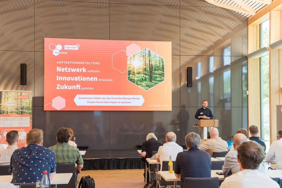 Kick-off-Veranstaltung NetWood am 02. Juli 2026 - Blick aus dem Publikum auf die Bühne mit Präsentationsbildschirm und Redner Philipp Salzmesser, Netzwerkmanager von NetWOOD und Geschäftsführer des LignoSAX e. V. 