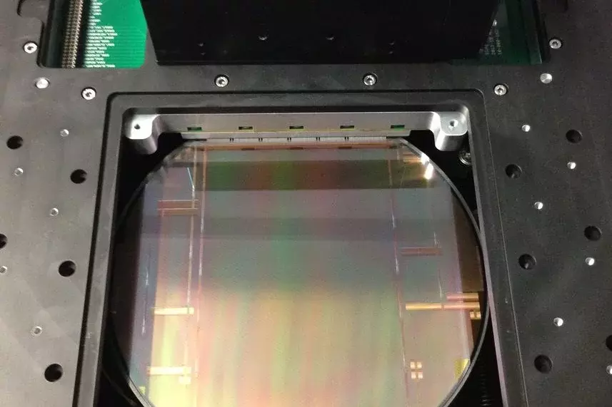 200mm-Wafer mit nur einem großen Schaltkreis im Format 100x150mm. Derartige Bildsensoren werden Wafer Scale Image Sensor genannt und finden Verwendung in medizintechnischen Röntgengeräten.