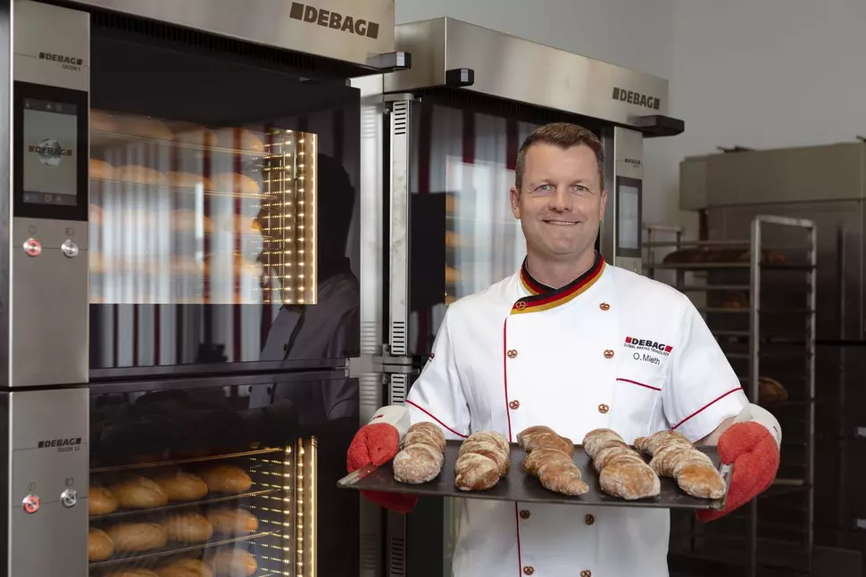 Backmeister vor einem Ladenbackofen DECON der DEBAG