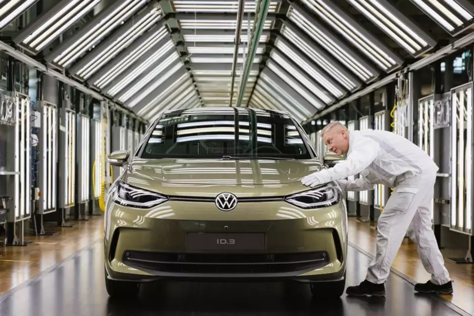 An den VW-Standorten in Zwickau und Dresden wird seit Frühjahr 2023 bereits die zweite Generation des ID.3 gefertigt.  (Quelle: Volkswagen)