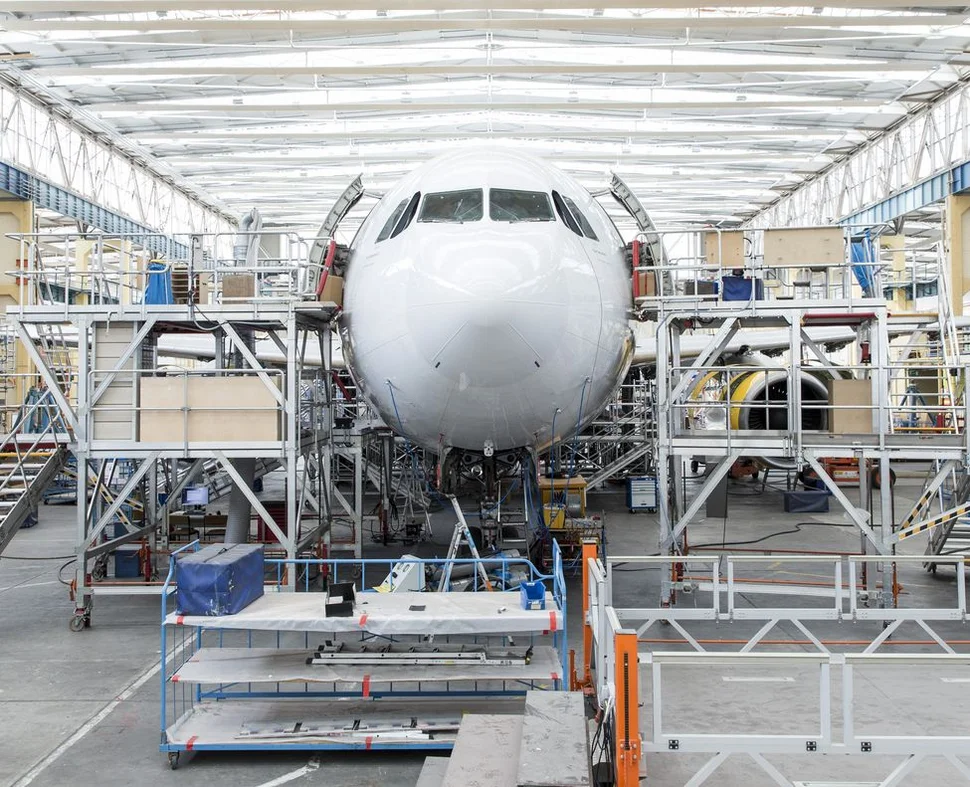 Blick in die Halle der Elbe Flugzeugwerke Dresden GmbH (EFW) in Dresden (Flugzeug von vorn im Retrofit-Prozess)  