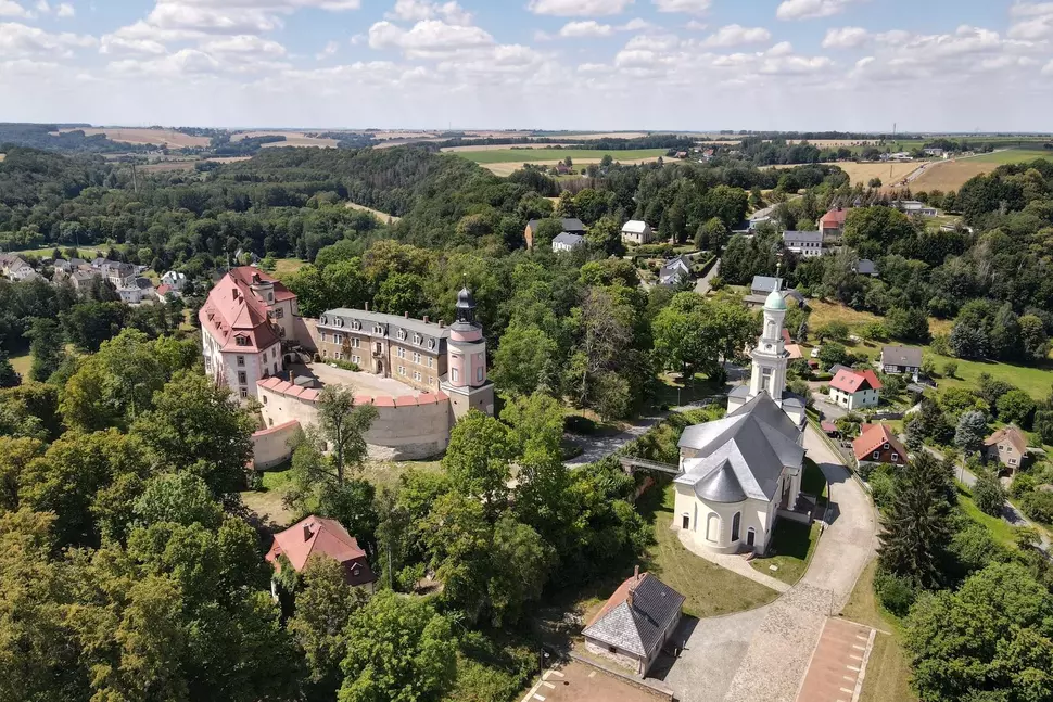Drohnenaufnahme vom Westflügel des Schlosses Wolkenburg