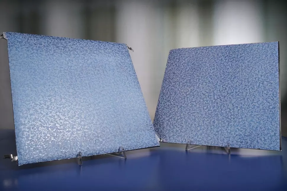 Mit Dekorfolie kaschierte, frei kombinierbare Fassadenelemente – links ein PV-Modul und rechts ein Blechfassadenelement ohne PV-Funktionalität.