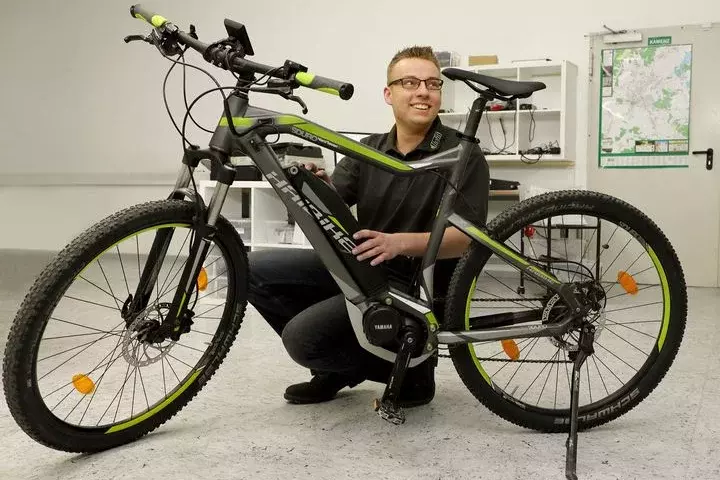 Liofit-Experte beim Endtest eines E-Bike-Akkus (Quelle: Liofit GmbH, Kamenz)
