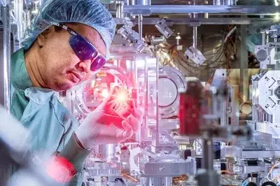 SAXFUSION vernetzt sächsische Spitzenforschung für die Entwicklung der Fusionsenergie. Laser- und Materialtechnologien bilden dabei eine Schlüsselrolle für künftige Reaktorkonzepte.